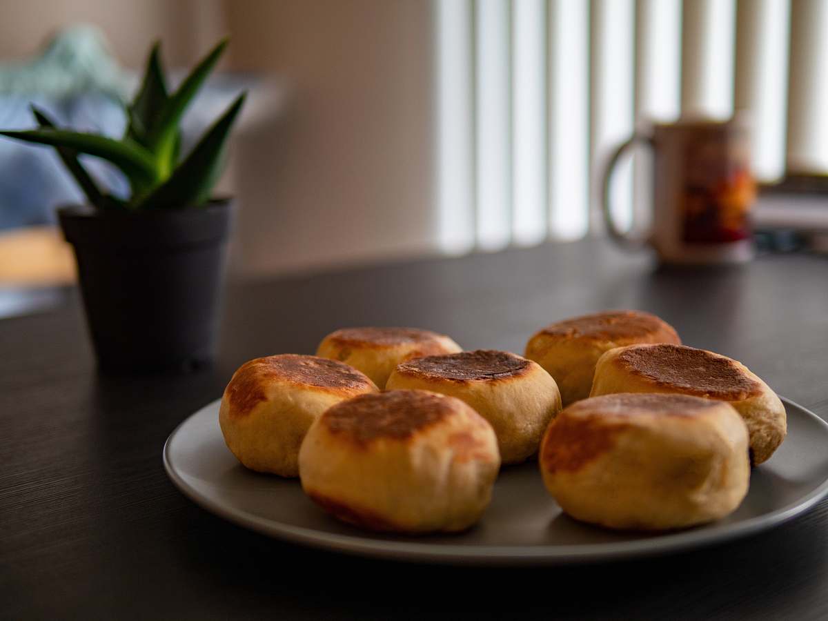 food baked breads on plate bun