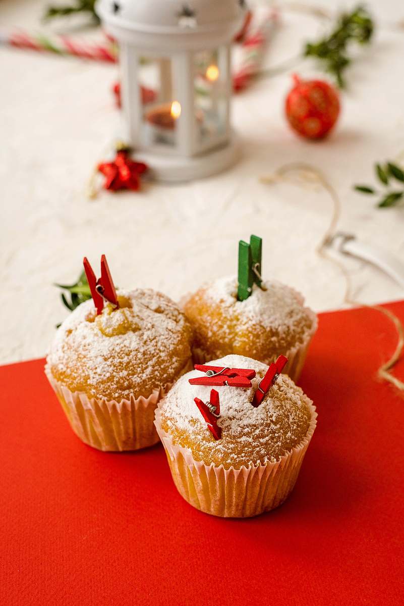 cream three brown cupcakes creme