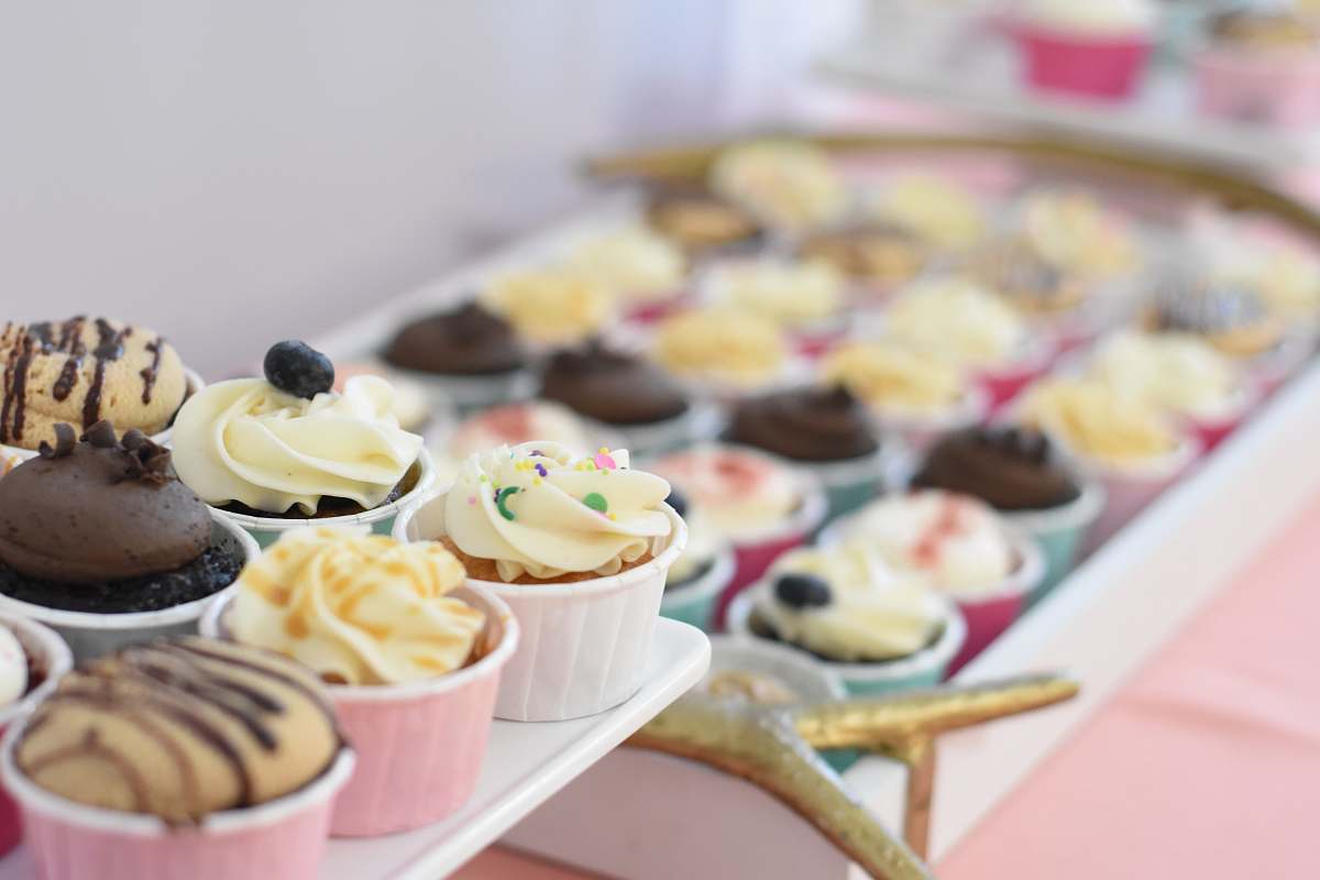 cream assorted-flavor cupcakes on selective focus photography creme