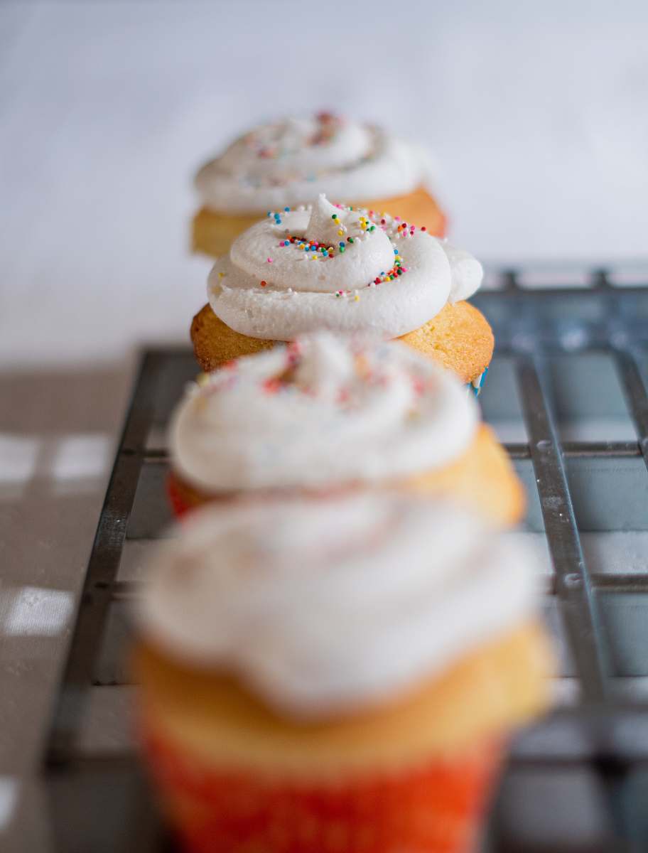 icing baked cupcakes creme