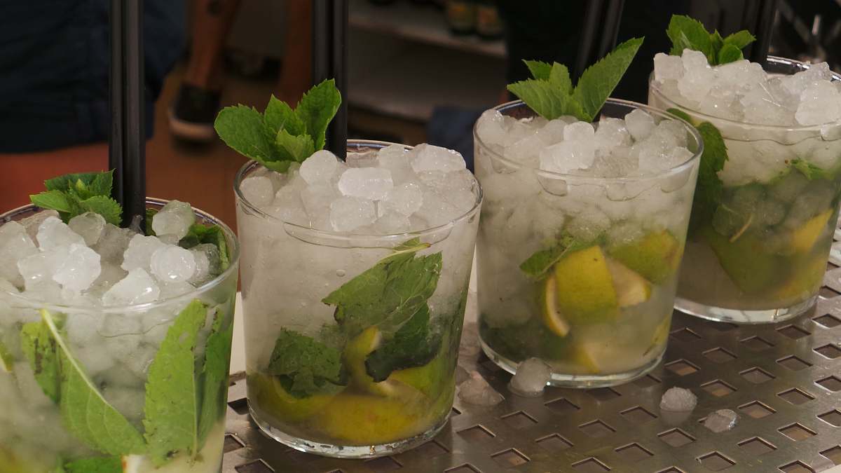 creme shallow focus photo of sliced fruits in clear glass cups cream