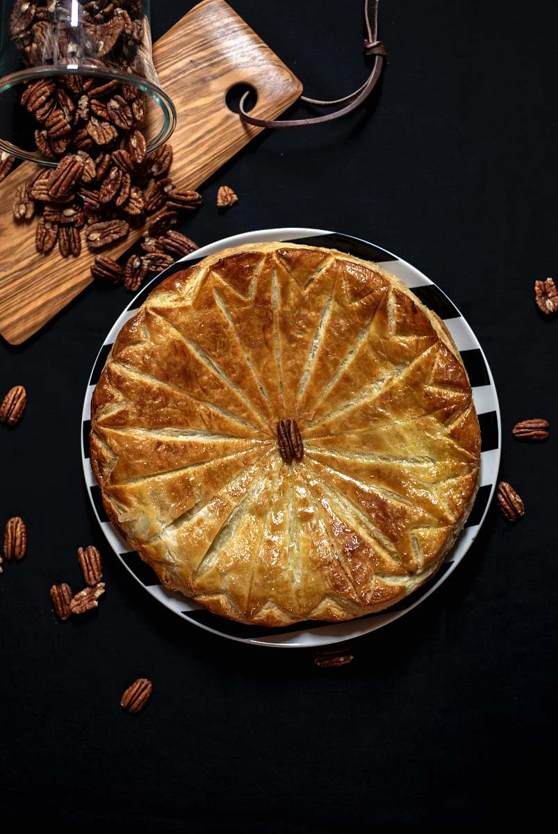 cake baked pie on plate dessert