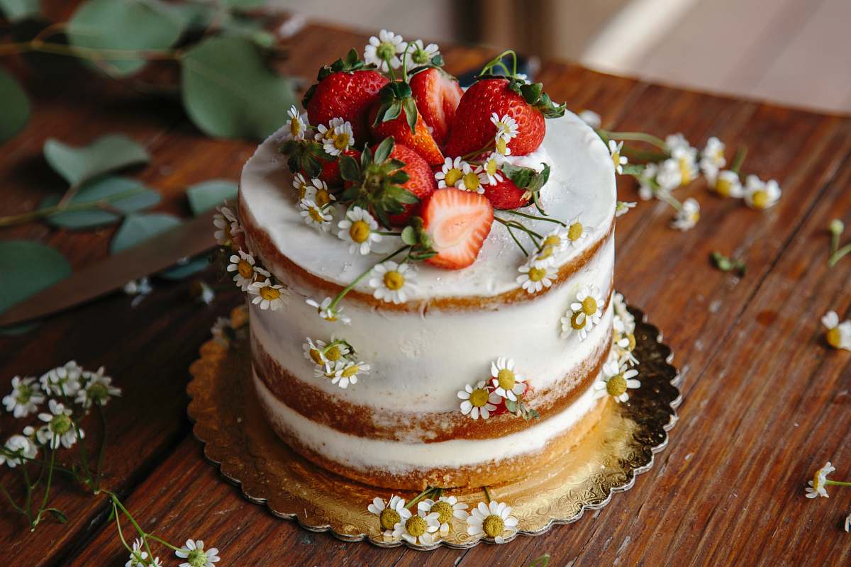 dessert baked strawberry cake cake