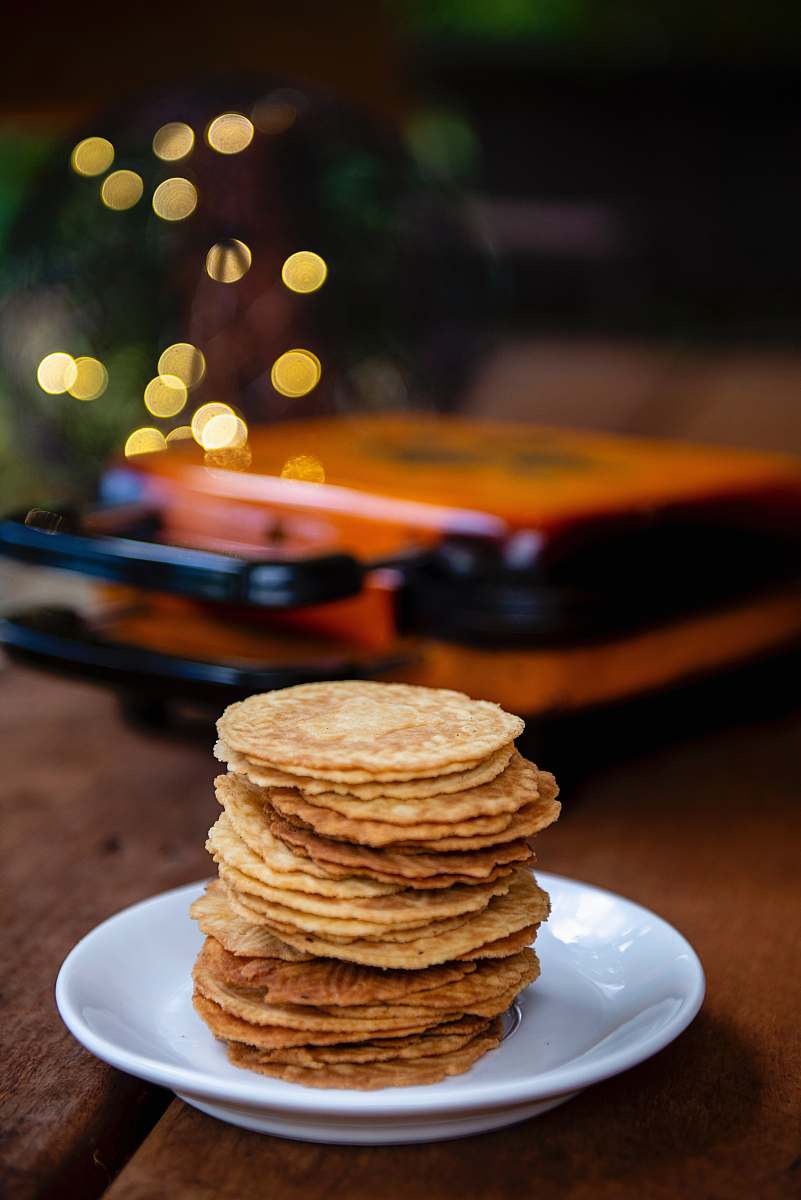 bread biscuit on white ceramic saucer burger