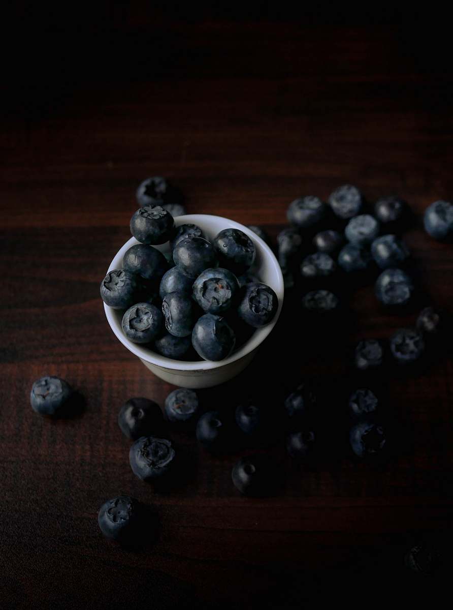 plant bowl of blue berries blueberry