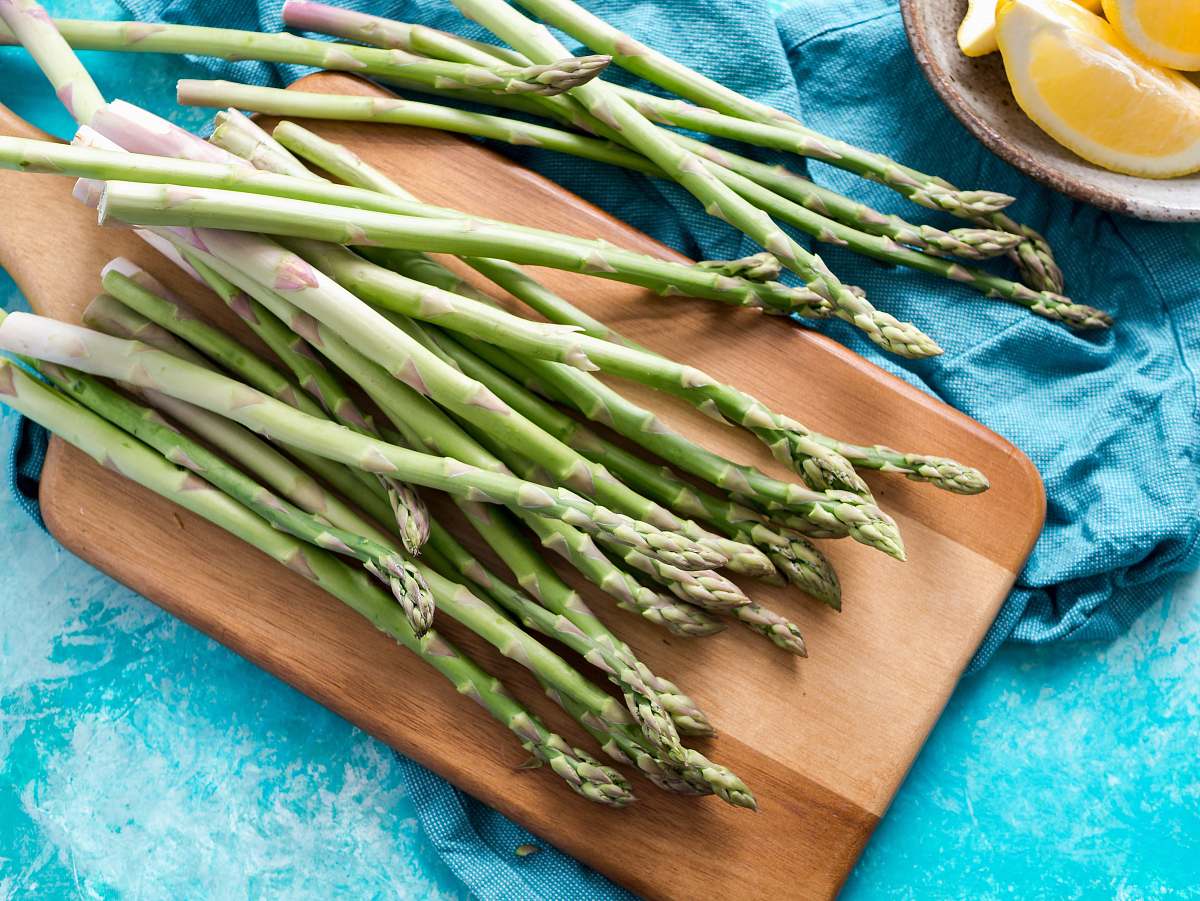 asparagus brown chopping board vegetable