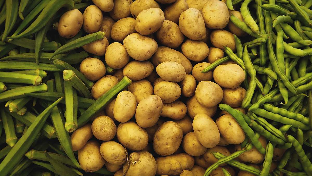 potato brown potatoes surrounded by green beans vegetable