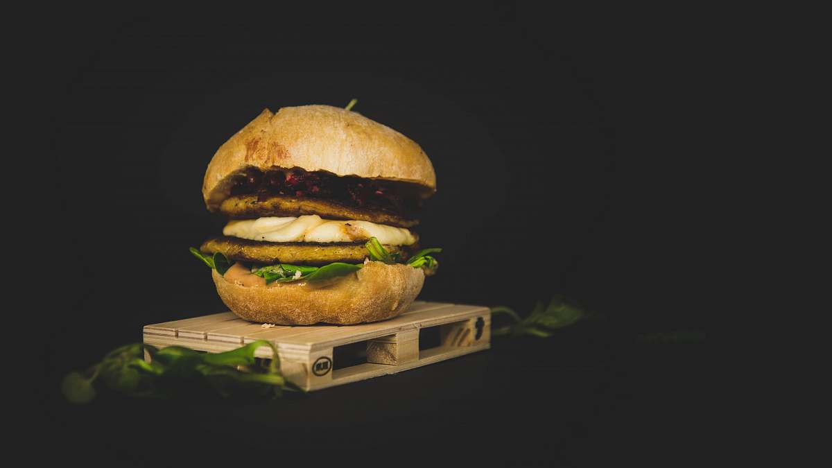 burger burger patty with vegetable brown