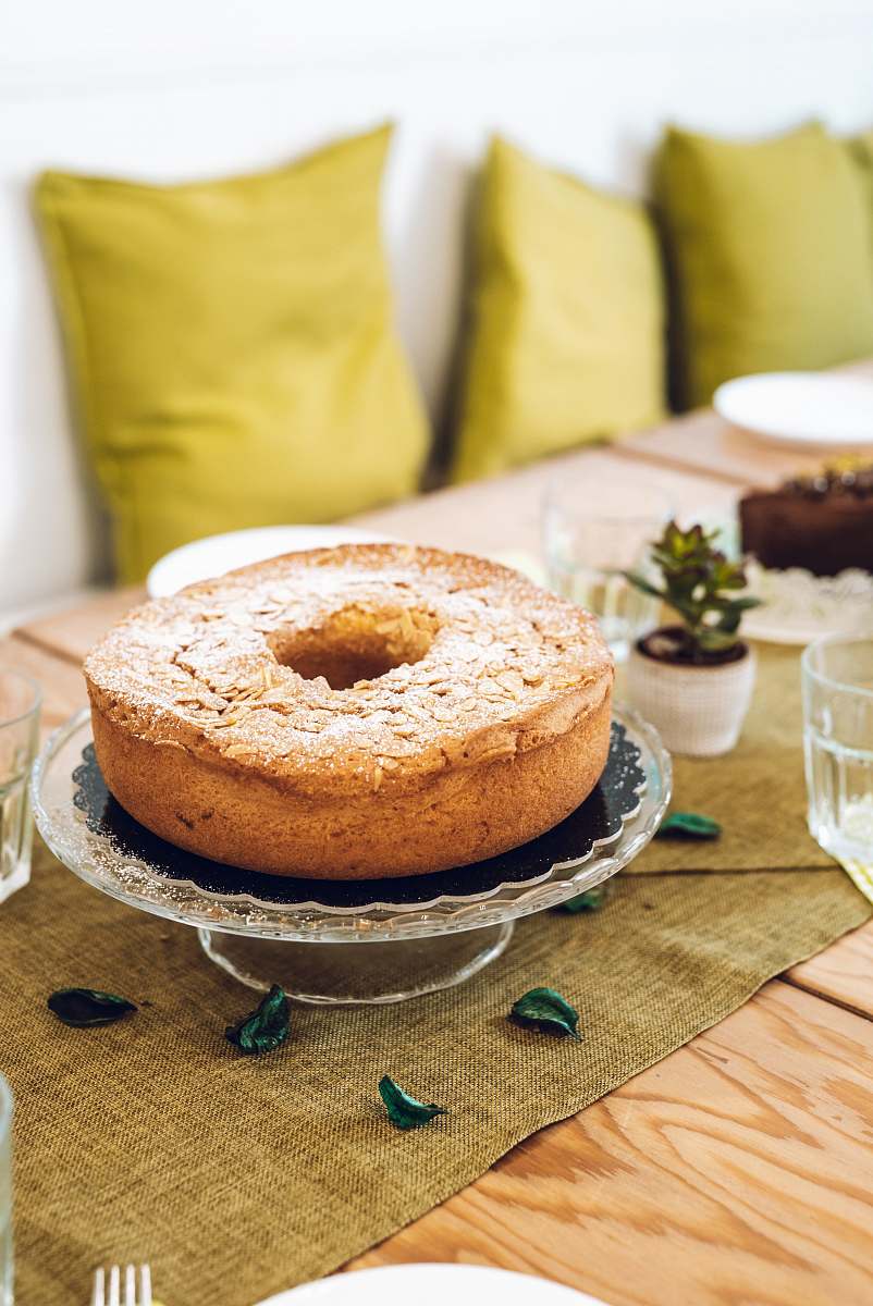 bread cake on stand bagel