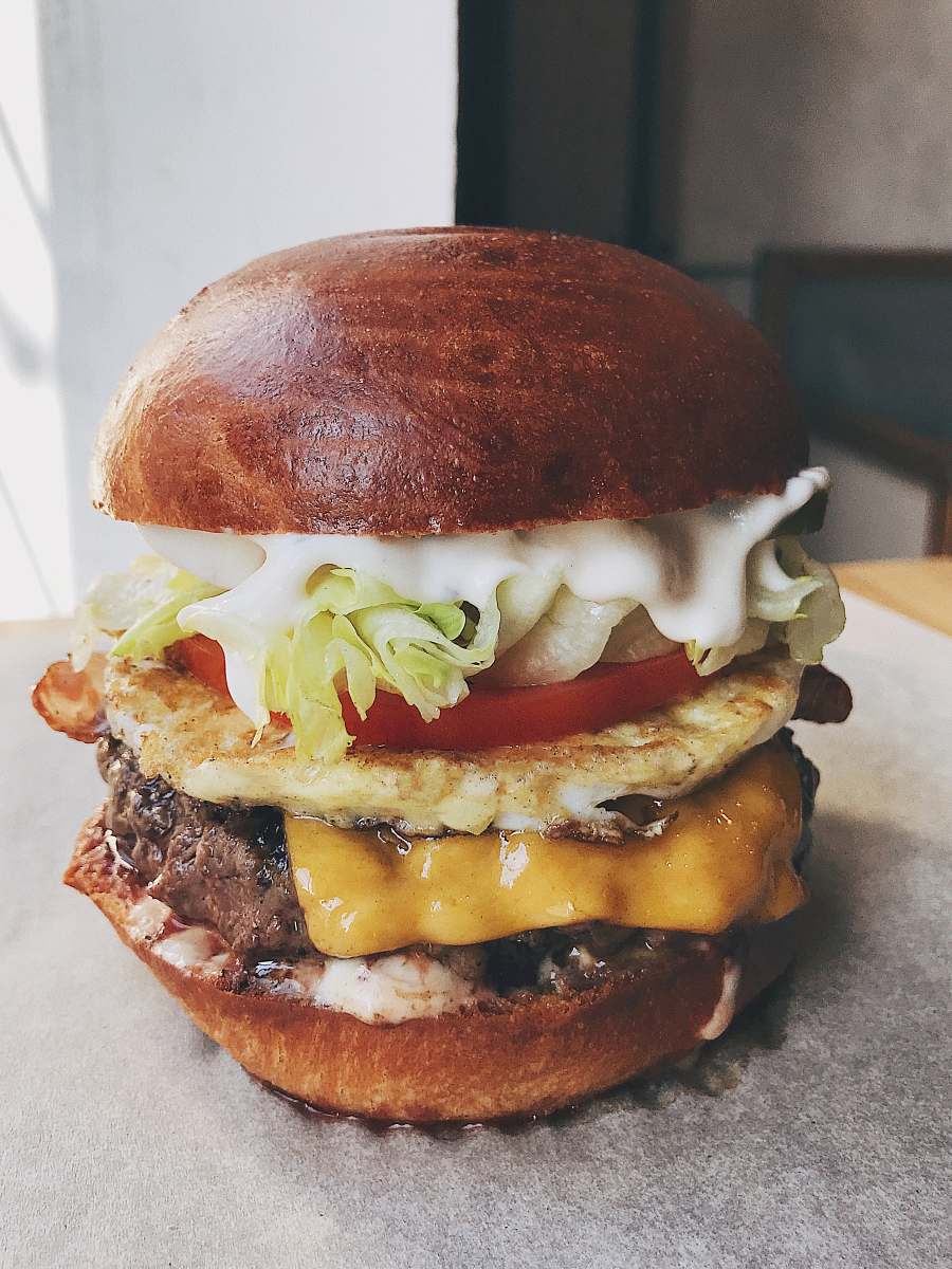 burger cheese burger on white surface бутерbrot