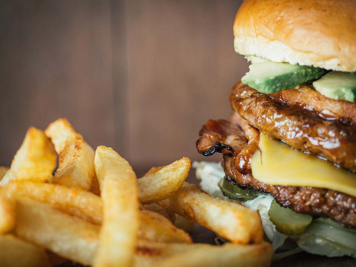burger cheeseburger and friest fries