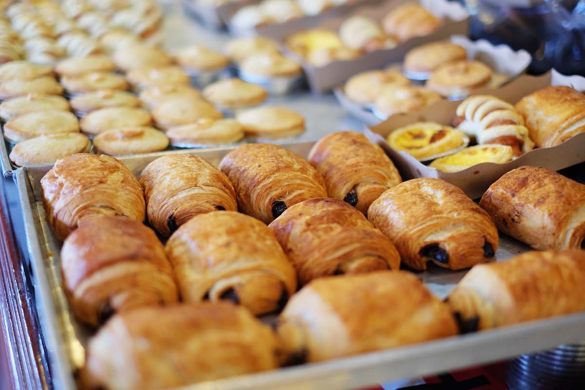 dessert close up photography of baked treats on tray pastry