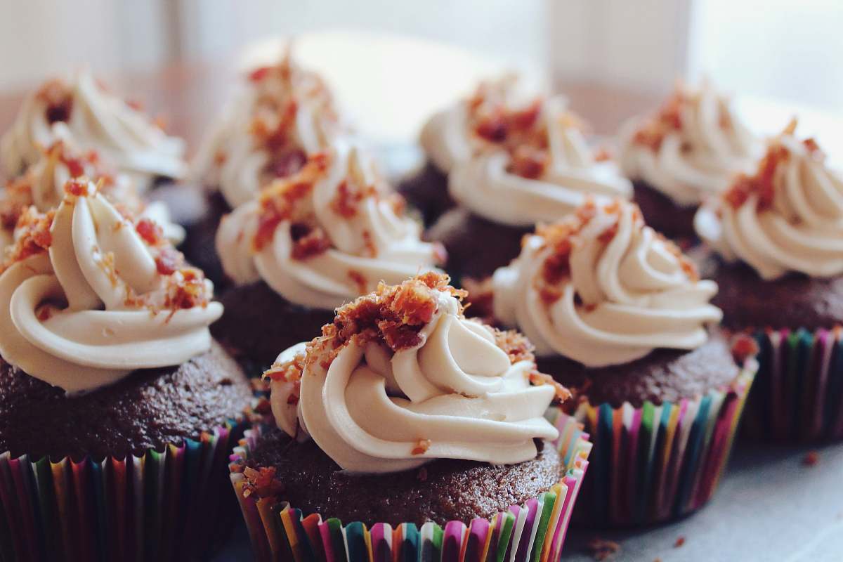 cupcake close-up photography of cupcakes dessert