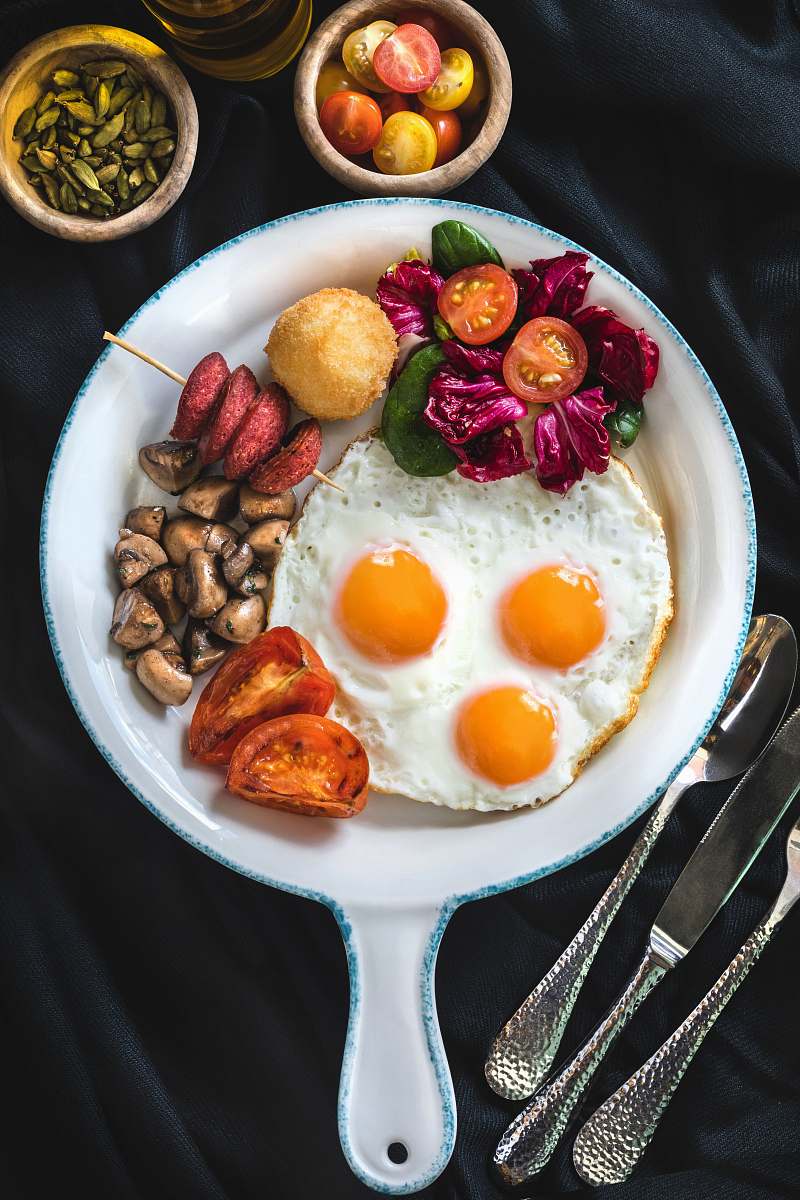 egg cooked dish on frying pan breakfast