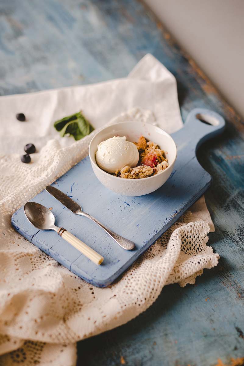 cream cooked egg and round white ceramic bowl dessert
