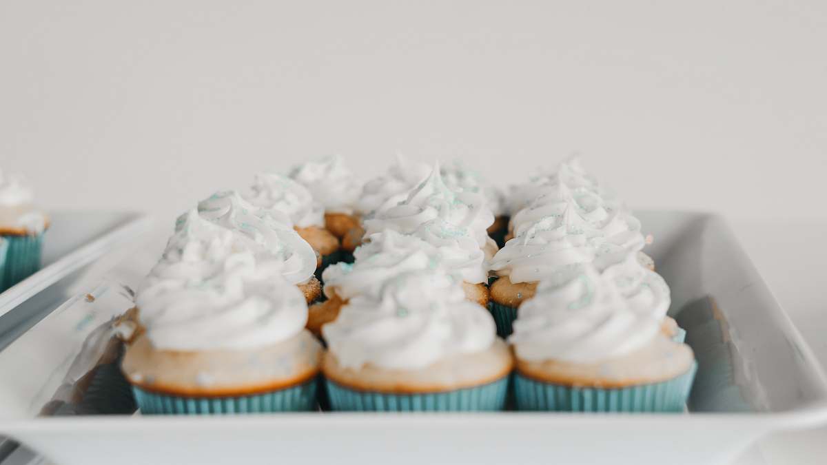 dessert cupcakes in tray creme