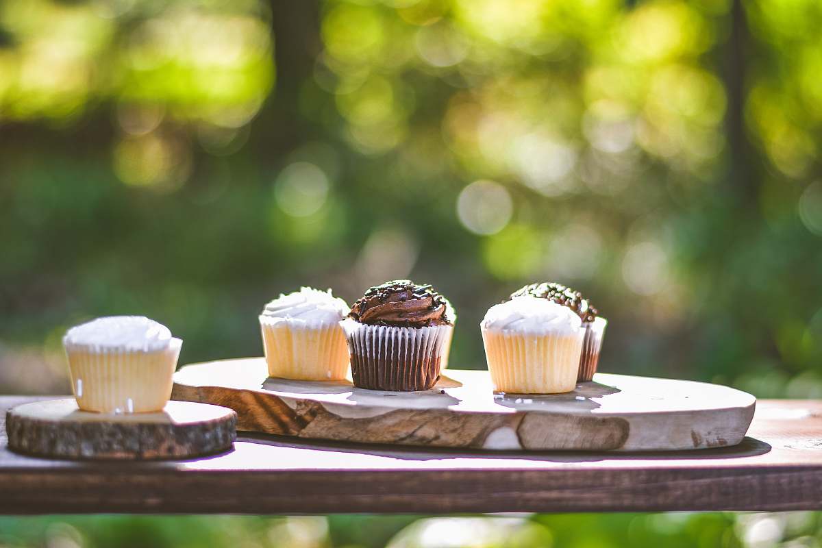 creme cupcakes on slab cream