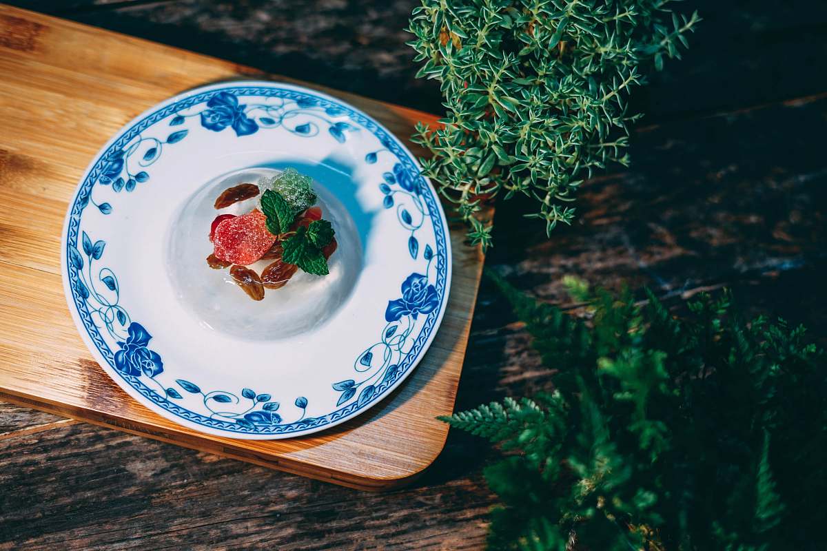 plate flat-lay photography of desert food on plate jelly