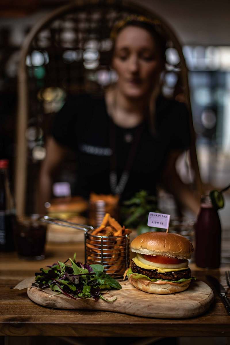 burger focus photography of bun and ham person