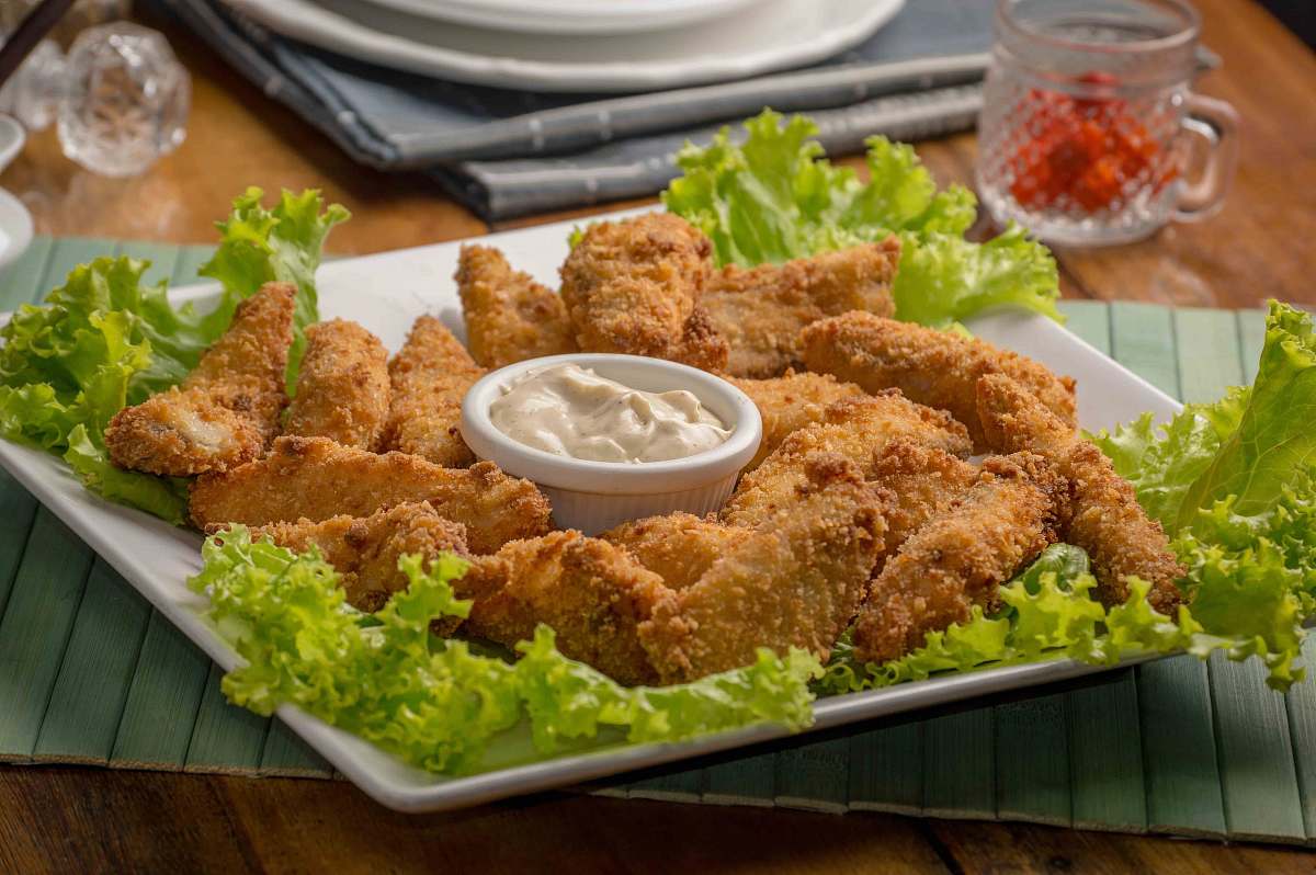 nuggets fried chicken with dip fried chicken