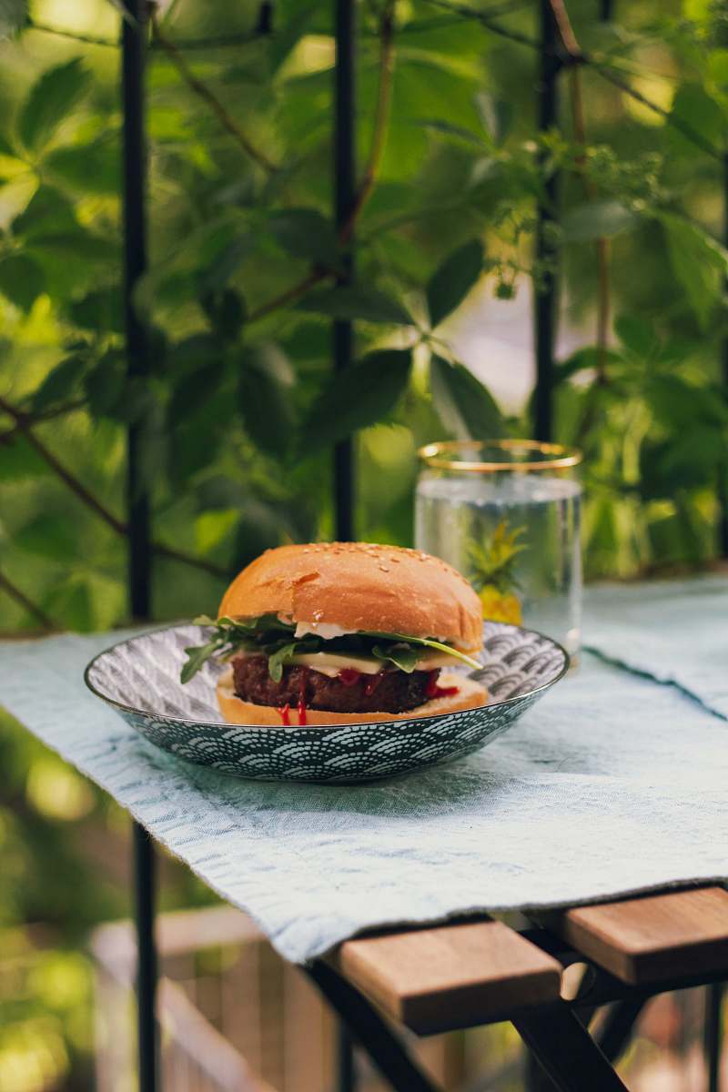 burger hamburger in round white and grey ceramic bowl montréal