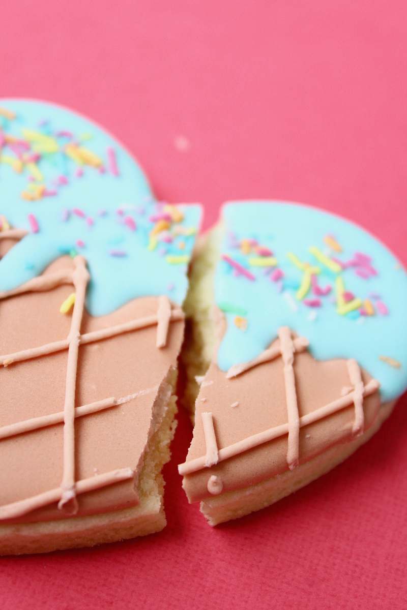 cake heart-shaped cookie cream