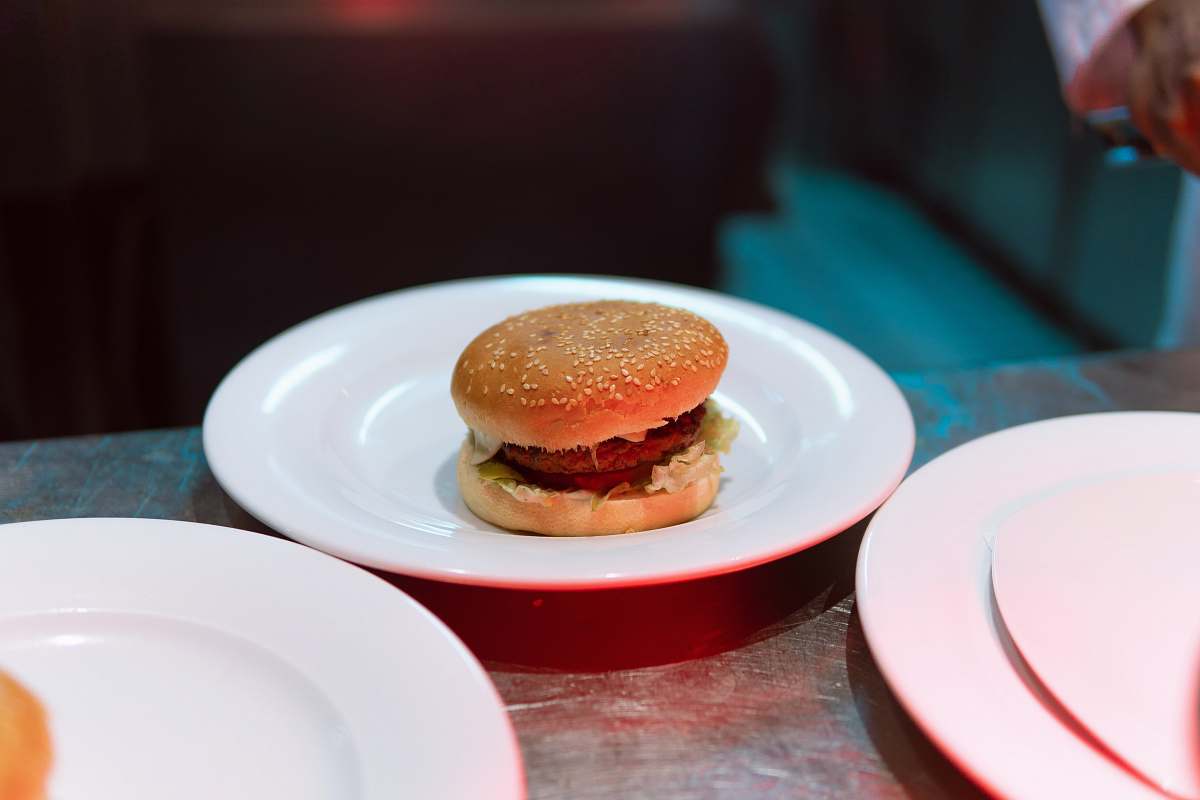 burger patty with bun on white plate rabat