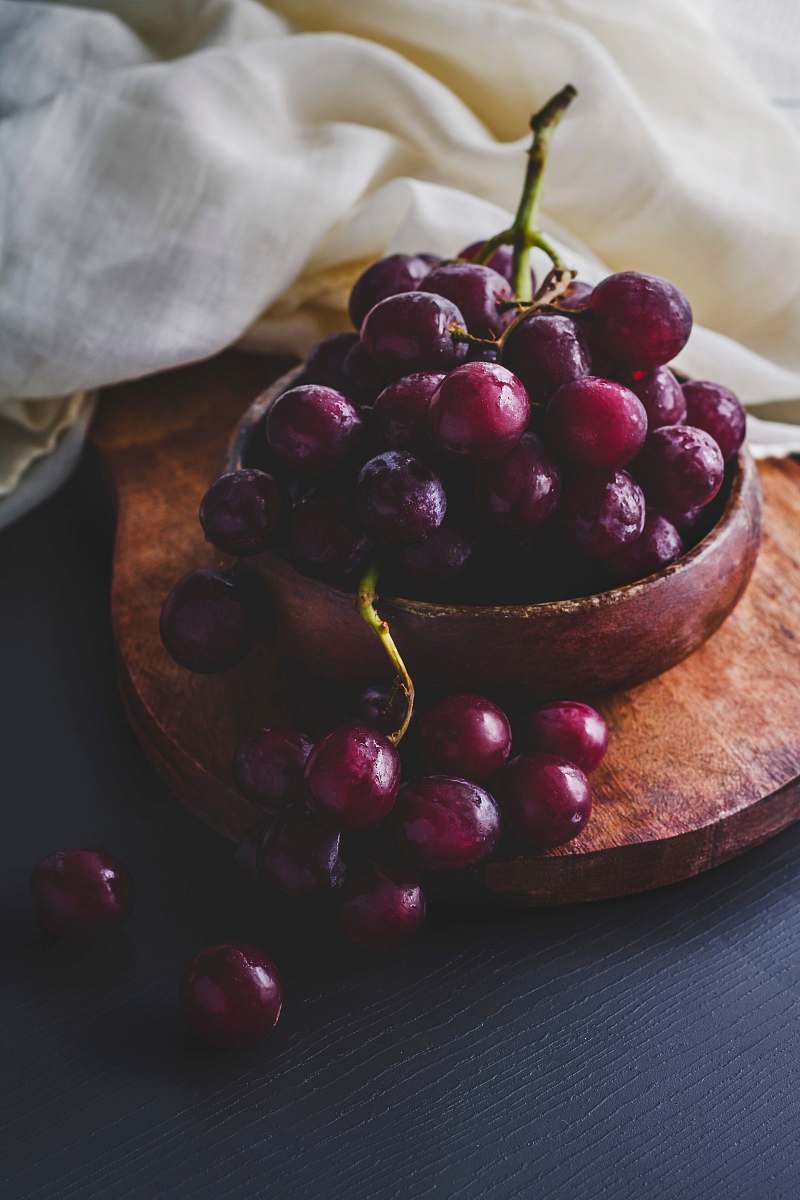 fruit photography of red grapes on bowl grapes