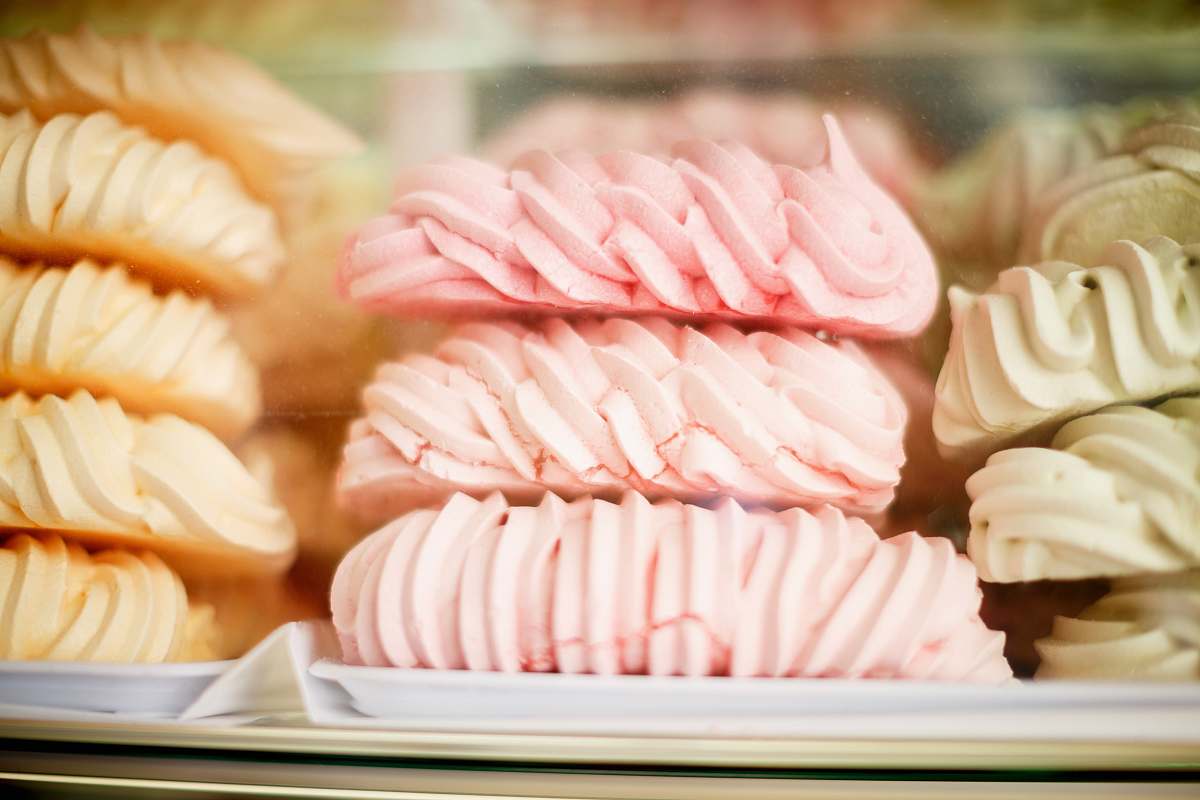 icing pink miringues dessert