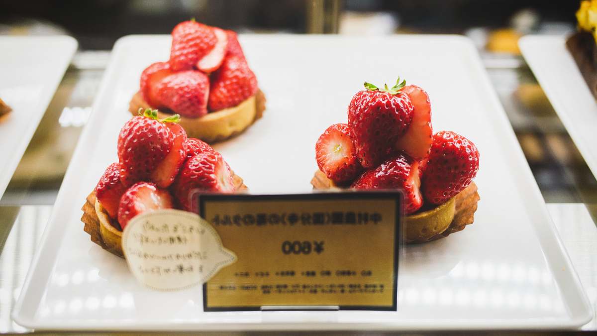 strawberry red strawberries on white ceramic tray flora
