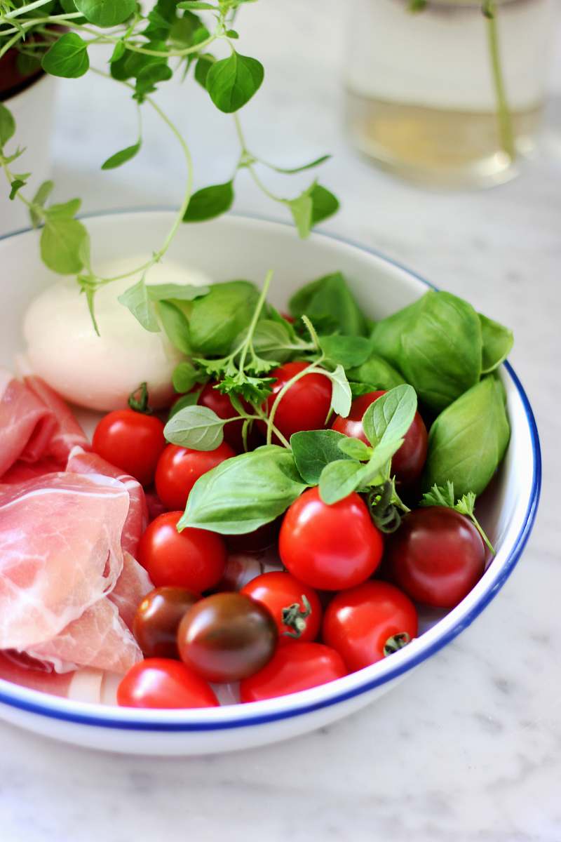 bowl red tomato on bowl tomato
