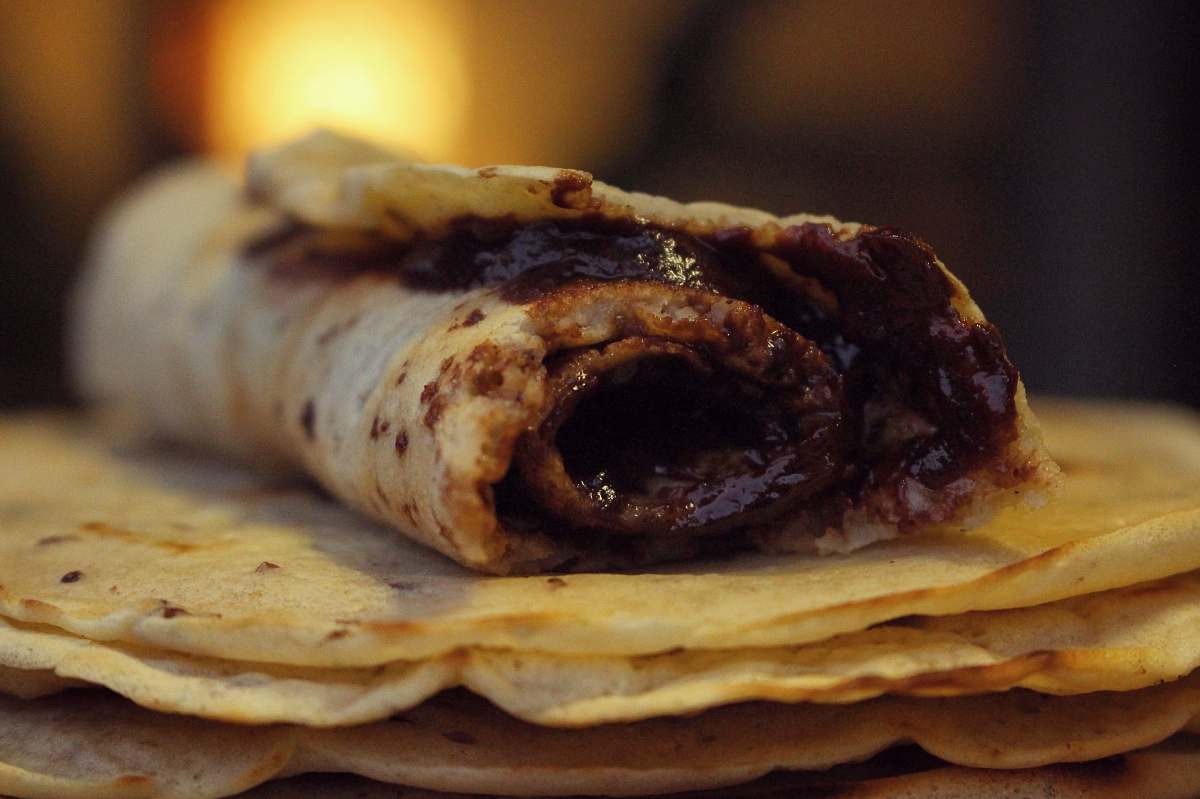 bread selective focus photo of roti with chocolate sandwich