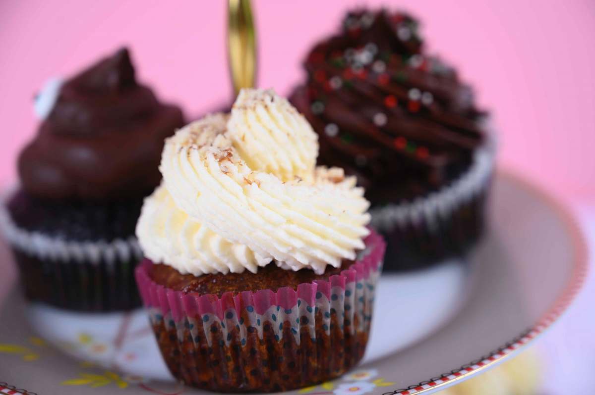 dessert selective focus photography of cupcake creme