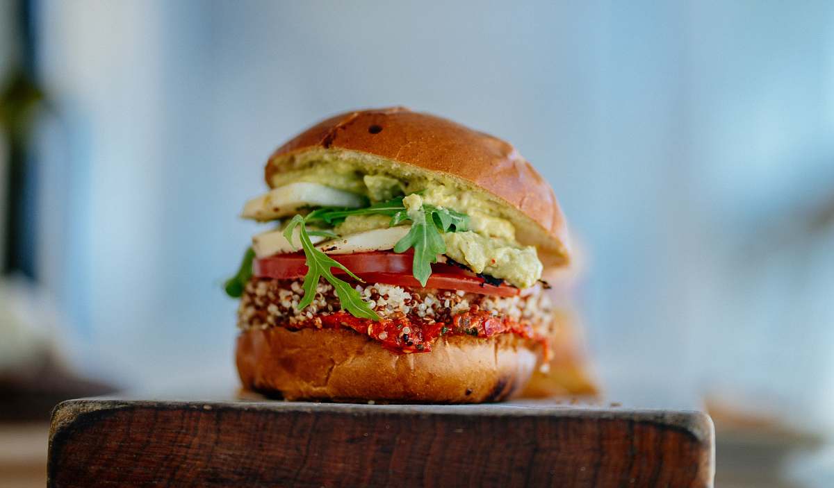 burger selective focus photography of hamburger with sliced tomatoes and vegetables sandwich
