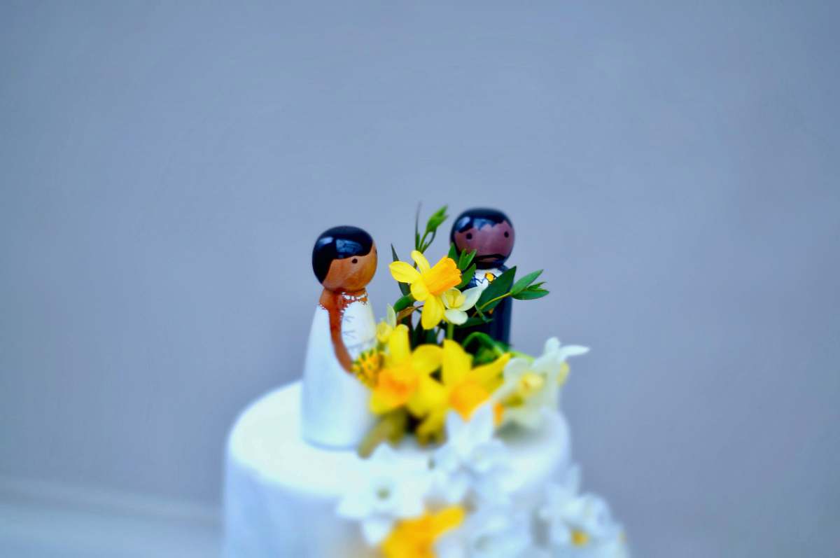 dessert selective focus photography of wedding cake cake