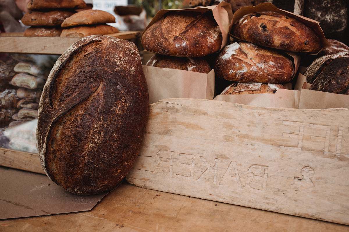bread shallow focus photo of brown bread bun
