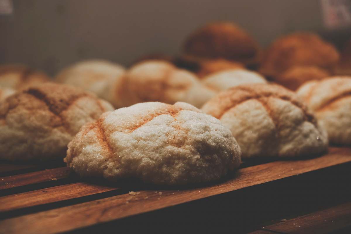 bread shallow focus photo of gray pastry bun
