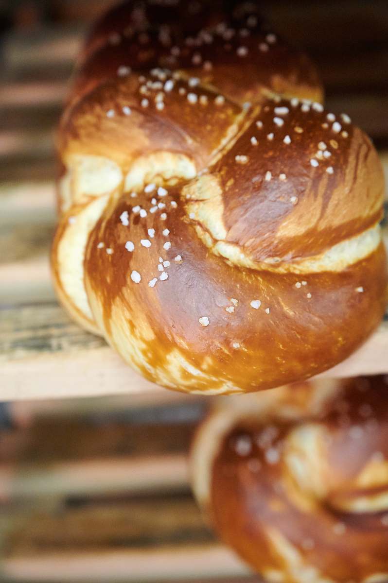 bread shallow focus photography of bread cracker