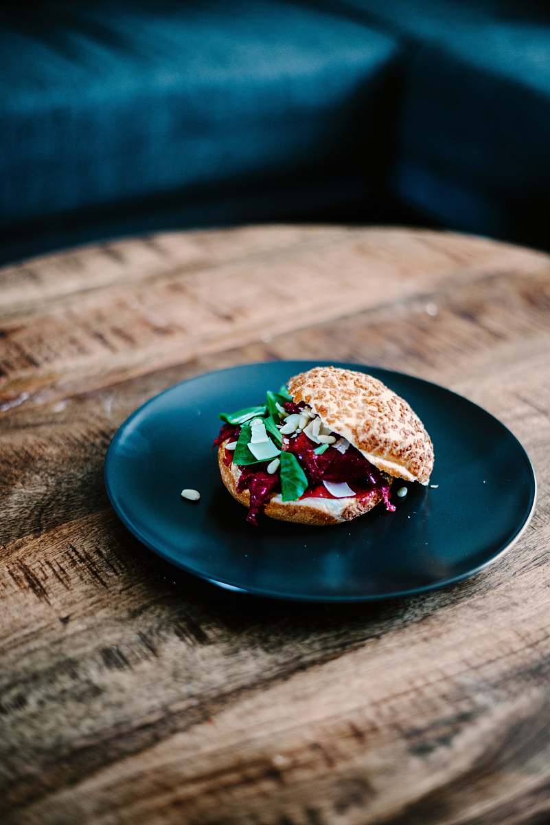bread sliced food on round black ceramic plate burger