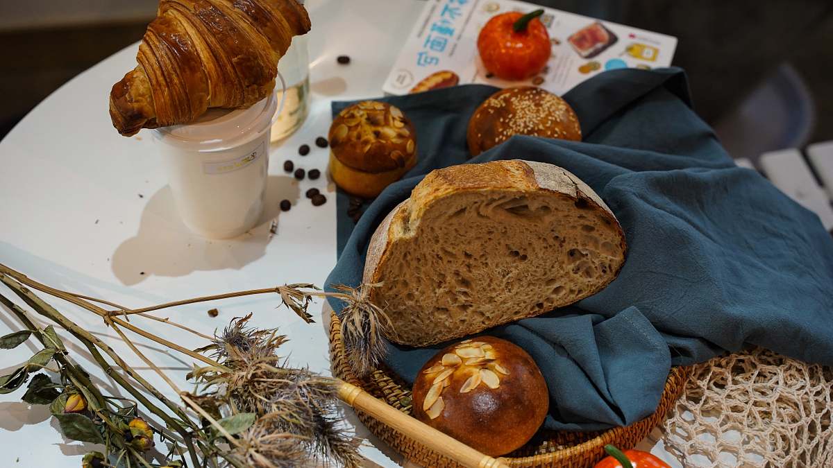 bread sliced of bake bread on basket bun