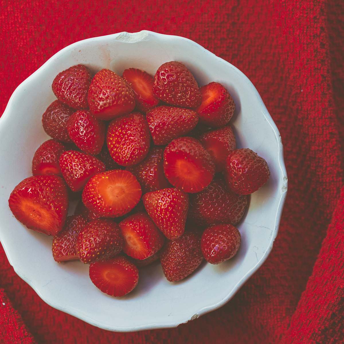 plant strawberries on plate strawberry
