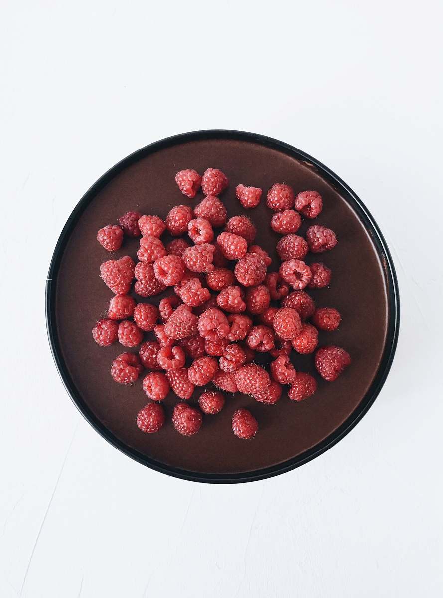 fruit strawberries on tray raspberry