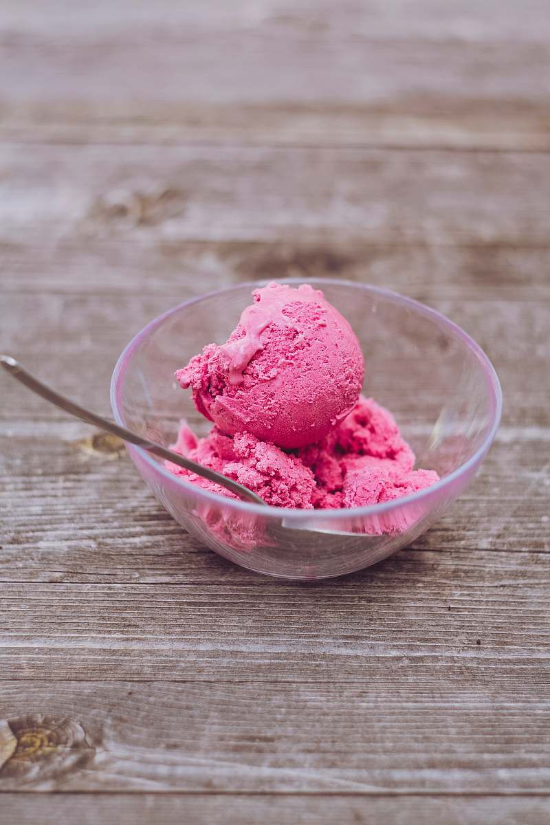 dessert strawberry ice cream in clear glass bowl creme