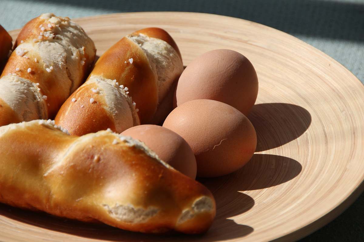 bread three organic eggs and three breads bun