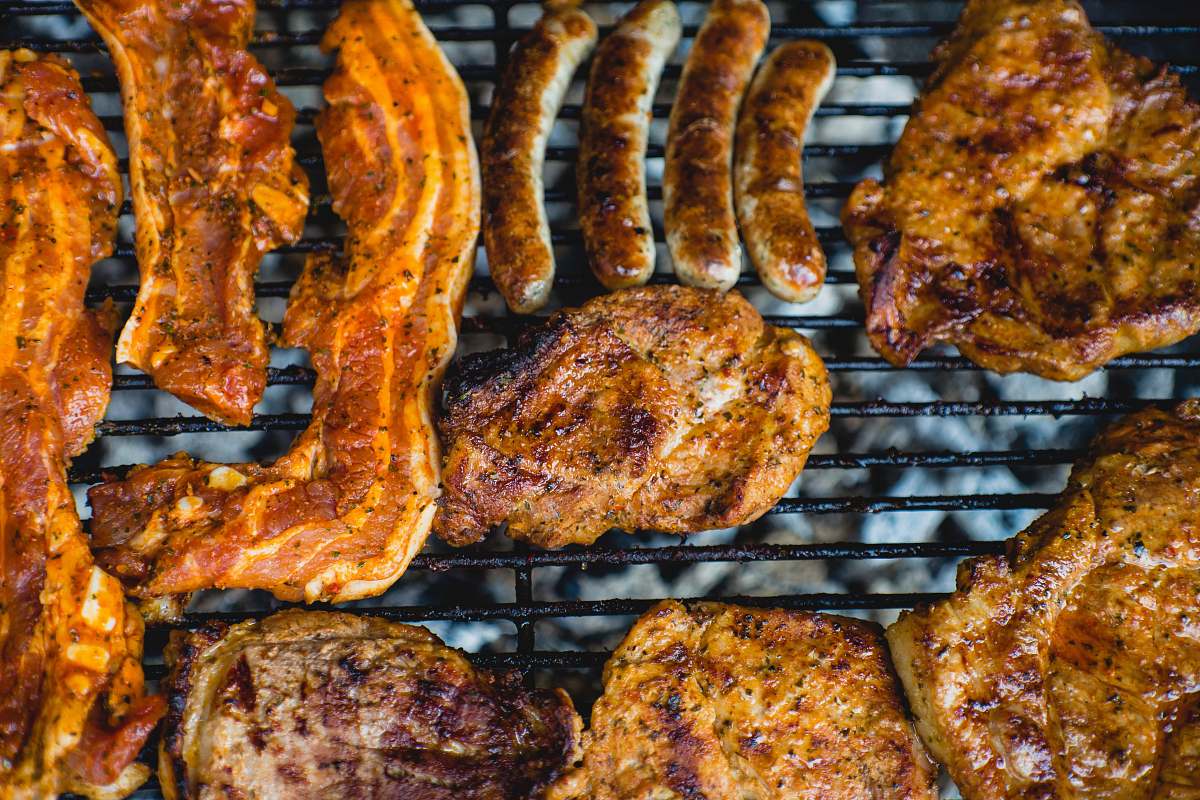 bbq top view photo of grilling chicken and bacon bayreuth