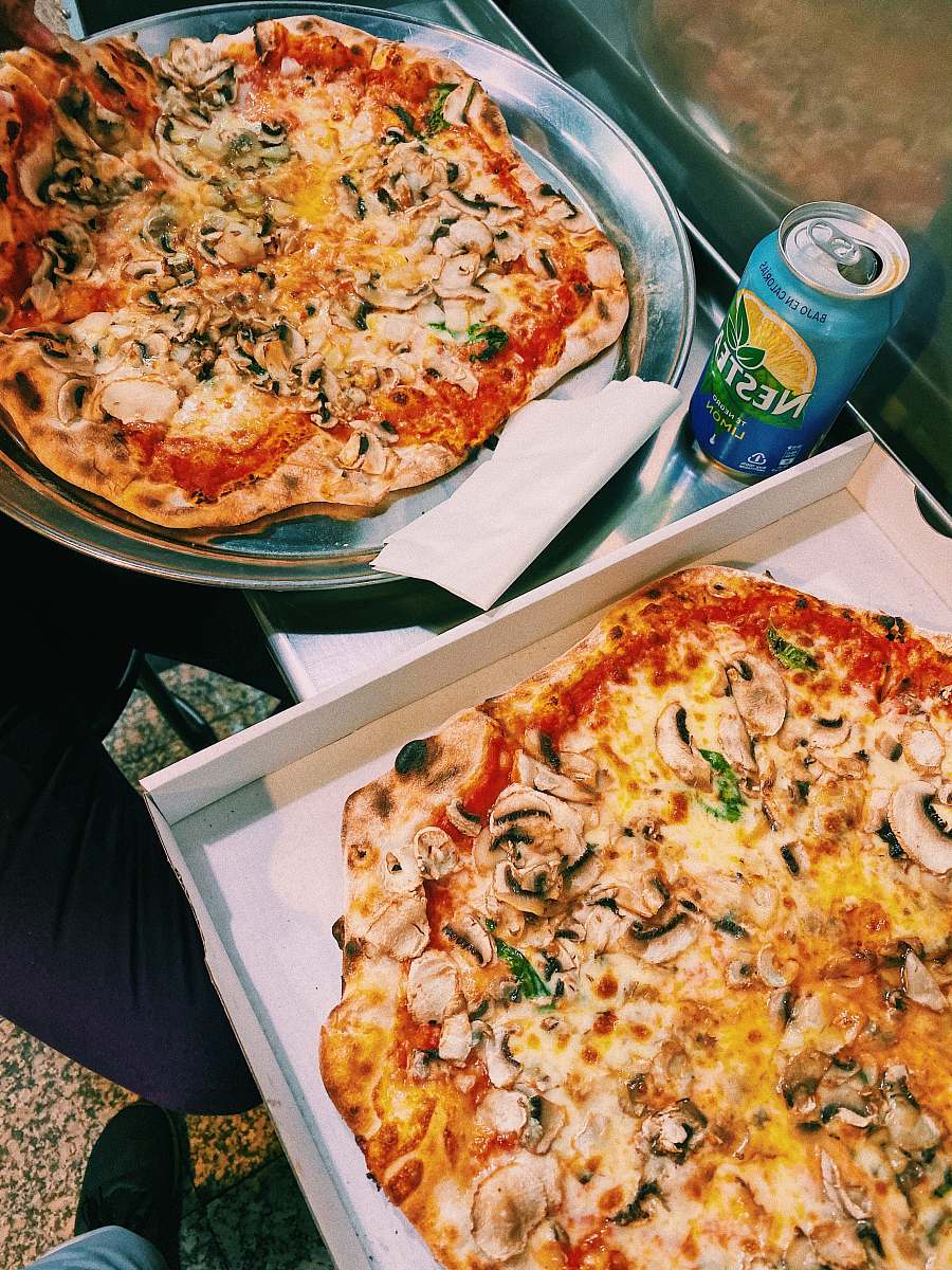 pizza tray and box of pizza palacio