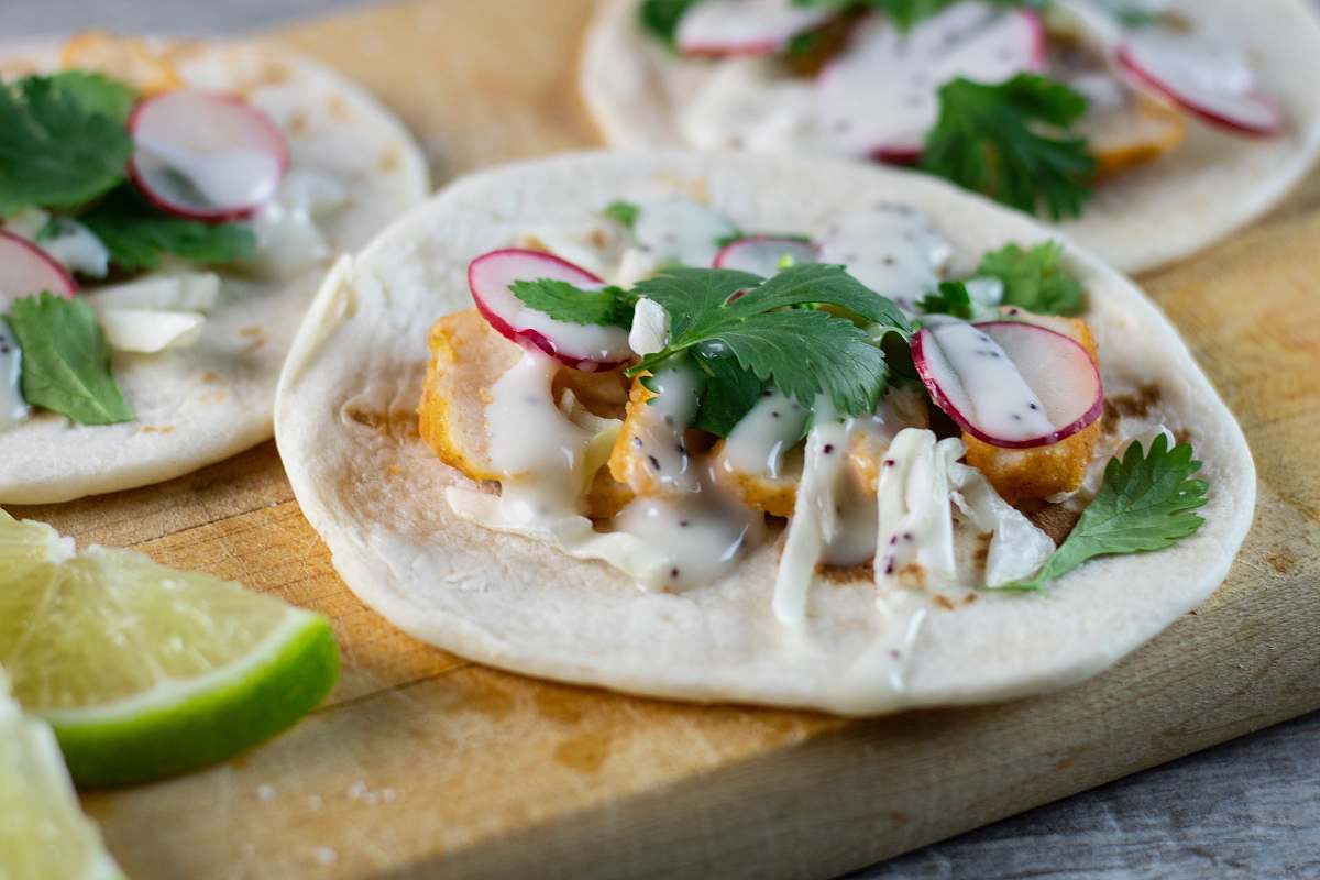 bread vegetables with white sauce taco