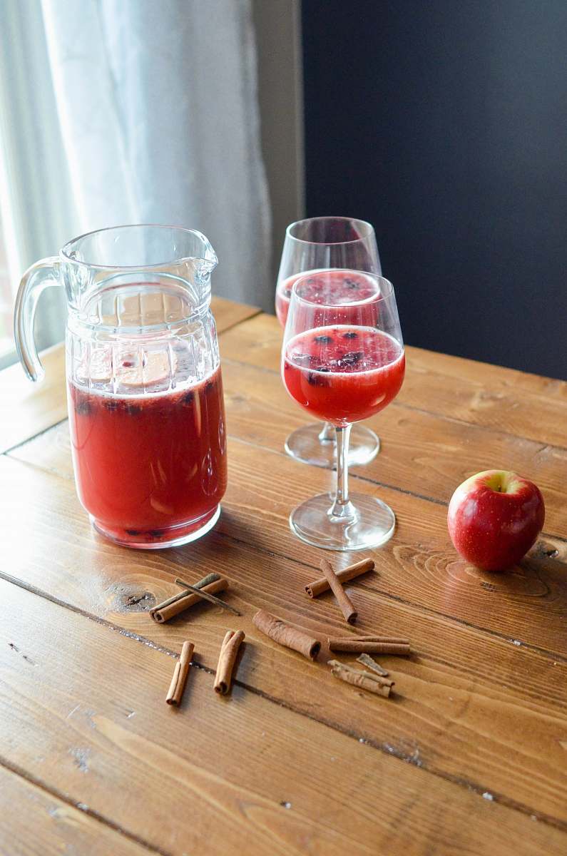 apple apple juice beside cinnamon food