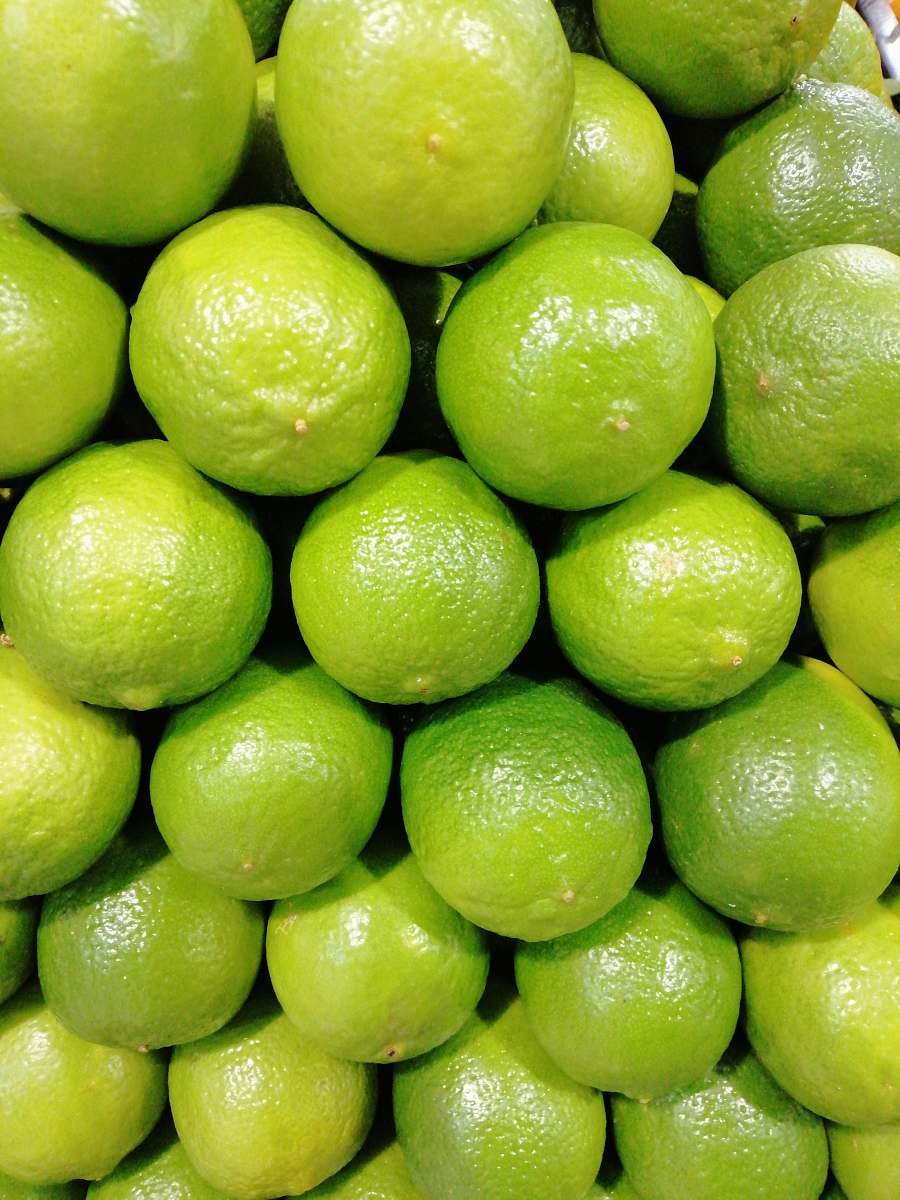 food pile of limes citrus fruit