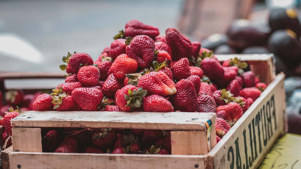 food selective focus photo of bunch of strawberries strawberry